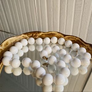 Vintage Costume Jewelry - Acrylic White Pearl / Beaded Mod Retro Necklace